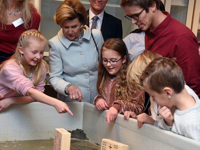 Dronningen besøker skolene som vinner, og overrekker selv prisen. Foto: Sven Gj. Gjeruldsen, Det kongelige hoff 
